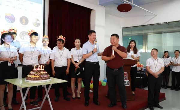 集團(tuán)運(yùn)營(yíng)副總裁趙明華為壽星們送上祝福歌曲 集團(tuán)運(yùn)營(yíng)副總裁趙明華為壽星們送上祝福歌曲