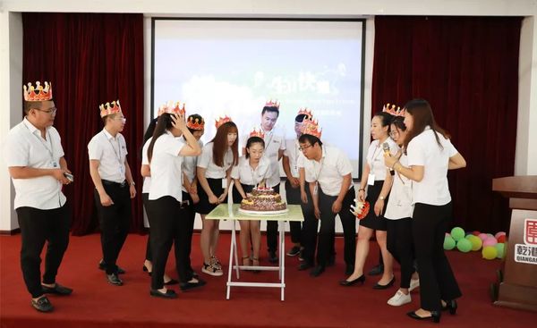 六月份壽星們?cè)S下心愿并吹滅生日蠟燭 六月份壽星們?cè)S下心愿并吹滅生日蠟燭