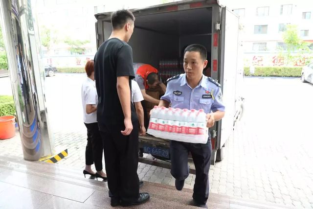 乾港慰問一線干警 乾港慰問一線干警