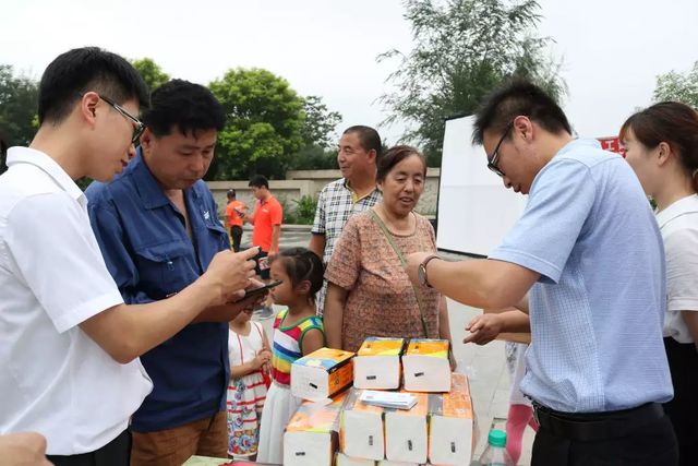 附近居民對集團項目進(jìn)行咨詢